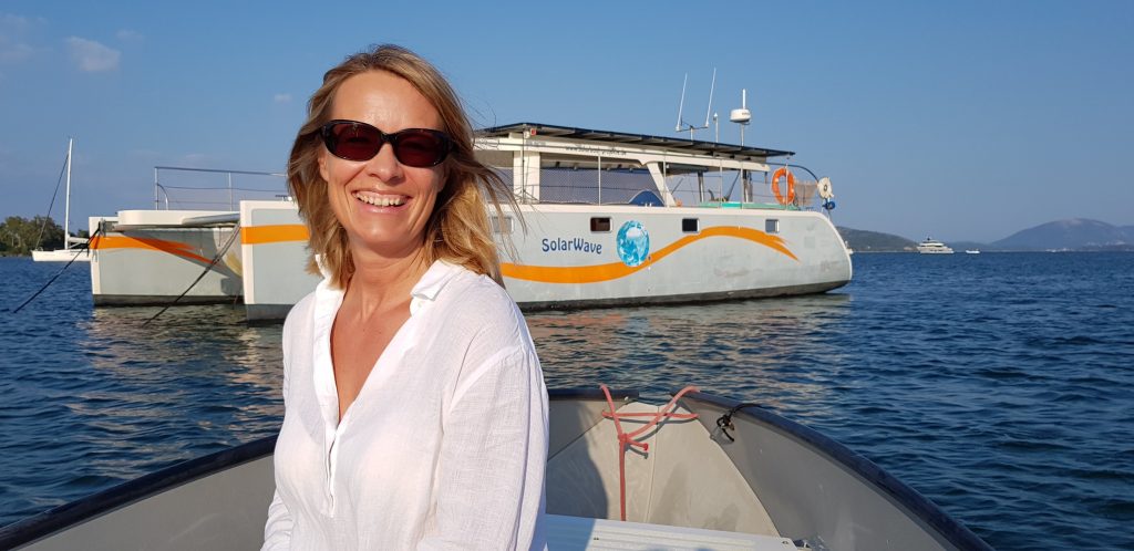 Autorin Susanne Viczian vor dem Solarforschungsboot SolarWave