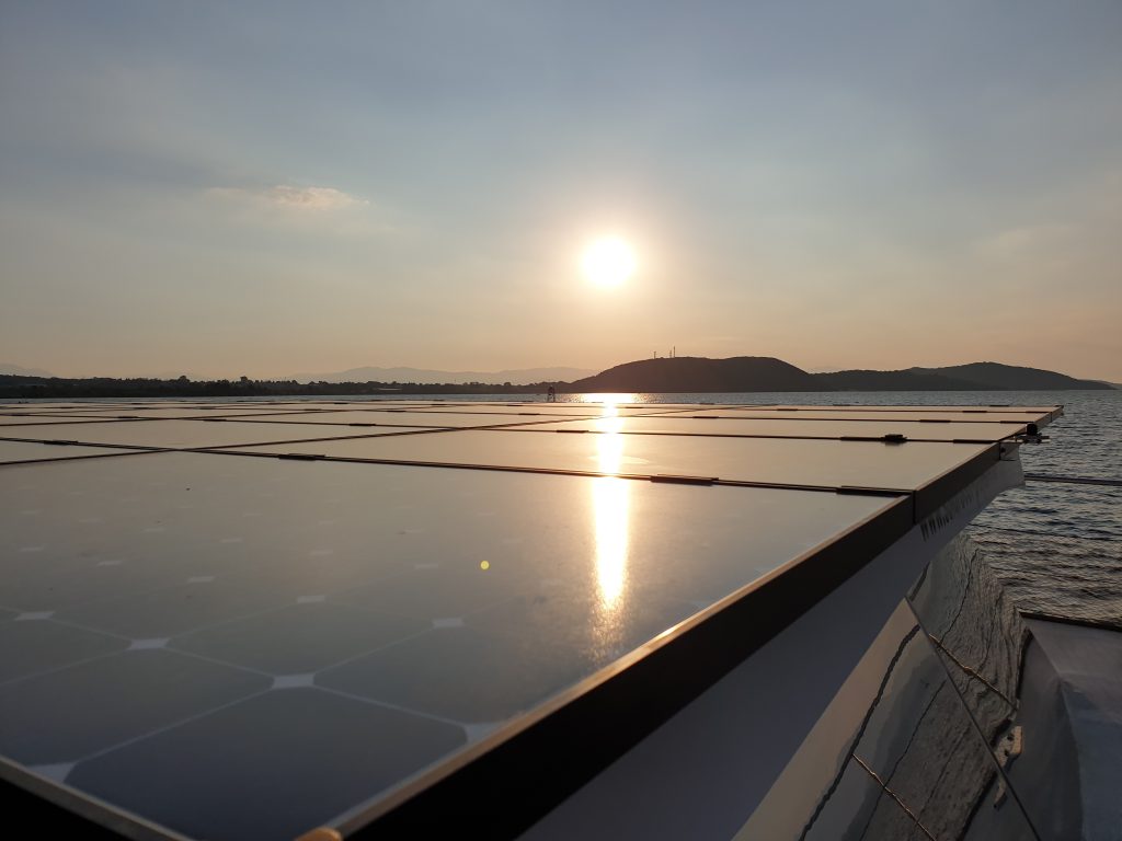 Solarpaneele der SolarWave bei Sonnenaufgang
