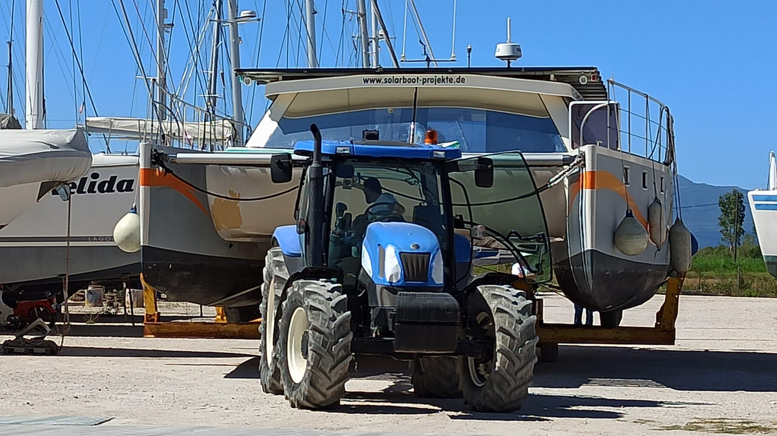 Traktor zieht SolarWave