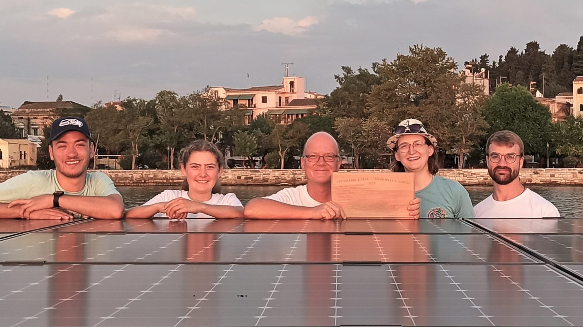 Die Sonnenschreiner, Gewinner des Solarbootwettbewerbs, auf der SolarWave